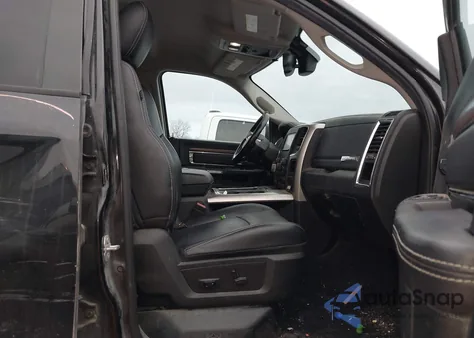 2018 Ram 1500 Laramie 4X4 5'7 Box z USA, uszkodzony, nr VIN 1C6RR7NT8JS110252